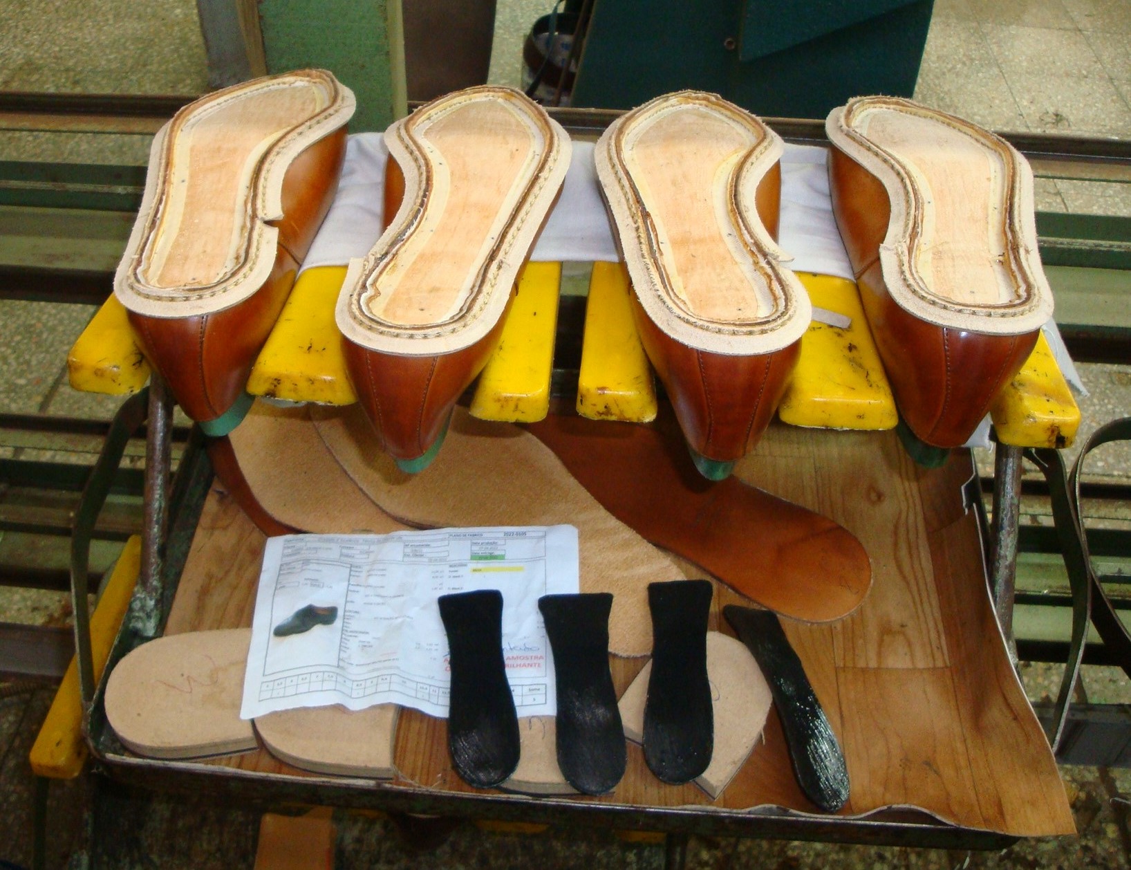 Montierte Good Year Schuhschäfte, die bereits genäht wurden Montierte Good Year Schuhschäfte, die bereits genäht wurden