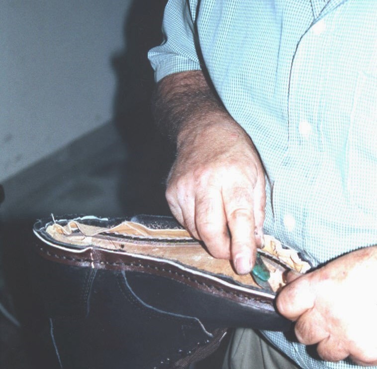 Traditionelle Schuhmacherkunst des Rahmennähens für unsere hochwertigen Schuhe